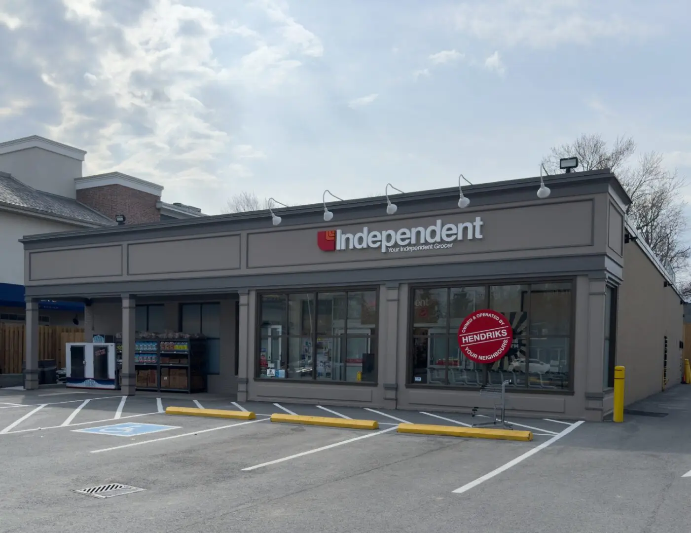 A store front with a sign that says " independent ".